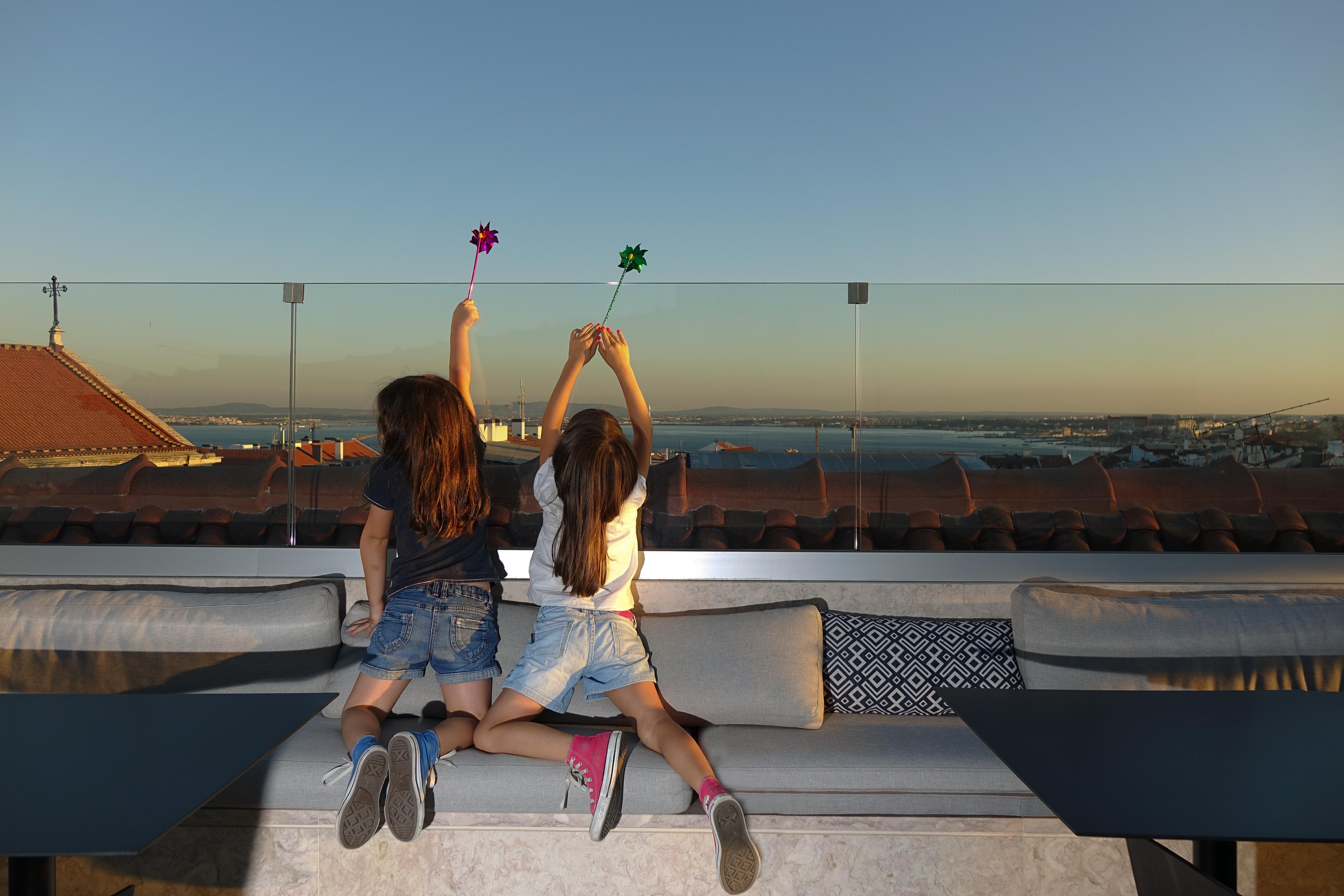 The Lumiares Hotel & Spa - Small Luxury Hotels Of The World Lisboa Εξωτερικό φωτογραφία Two girls playing with the yo-yo