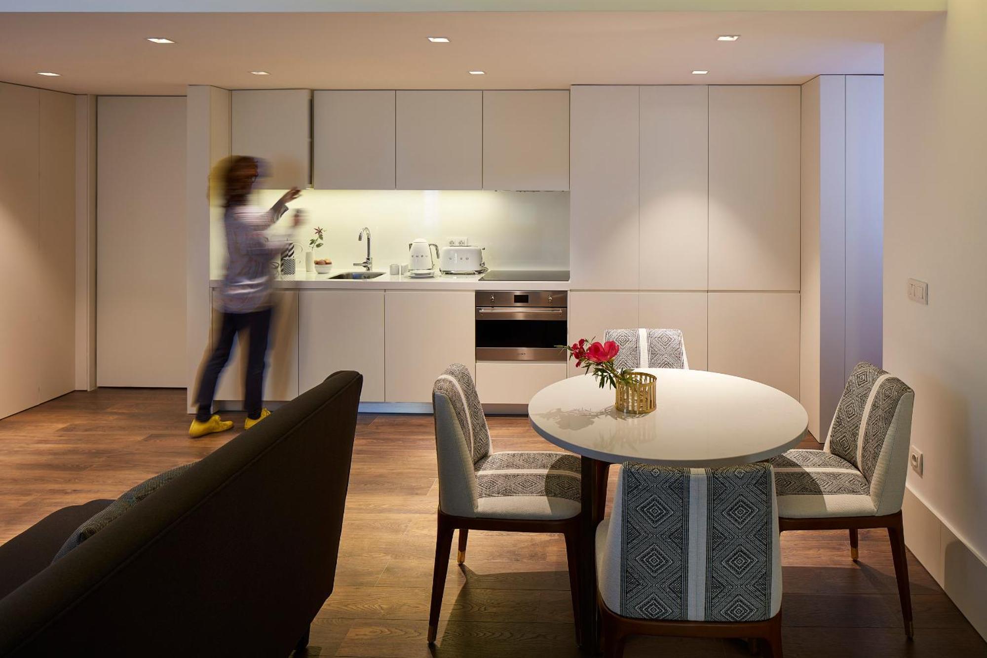 The Lumiares Hotel & Spa - Small Luxury Hotels Of The World Lisboa Εξωτερικό φωτογραφία The kitchen and dining area of a two-bedroom apartment